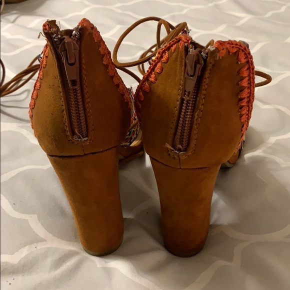 Tan suede embroidered sandals - Picture 4 of 6
